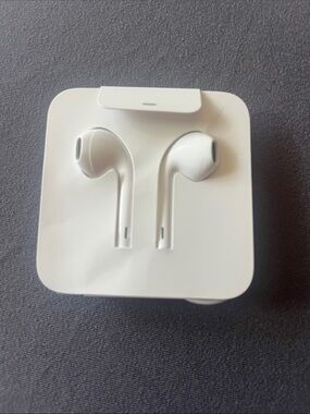 Apple White Wired Earbuds in Retail Case